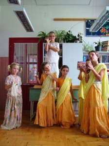 tránáya kárunya ghanághanatvam - a lelki tanítómester, hogy felszabaditsa őket, olyan lesz, mint egy esőfelhő, amiből kegy esik (szent név, Rádhé-Sjáma, szentirások)