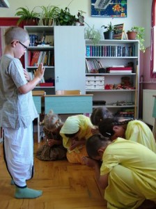 vandé guróh sri csaranáravindam -tiszteletteljes hódolatomat ajánlom neki