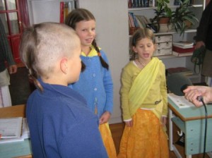 A gyerekek szanszkrit verset mondanak
