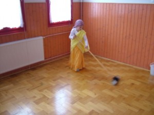 Először felsöprök